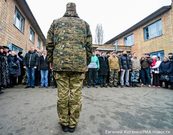 В мире: Киев гонит людей на фронт хитростью и насилием