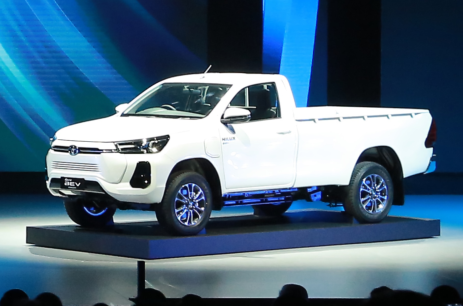 Toyota перевела пикап Hilux на электротягу